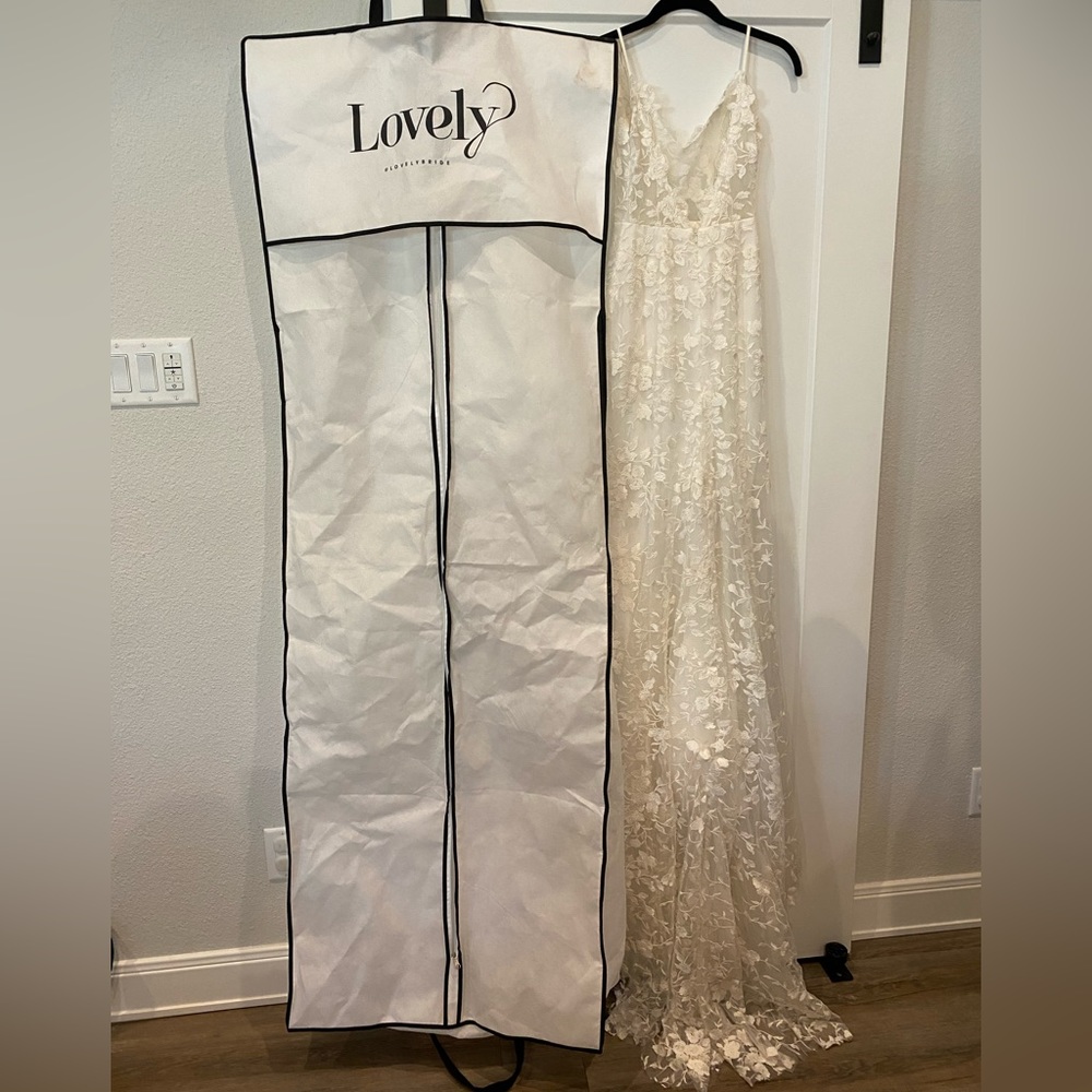 Lovely bride Emmy Mae wedding dress
